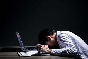 厂里员工拒绝加班被开除怎么赔偿