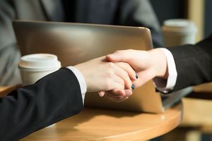 2人合伙开店营业执照写谁的名字比较好
