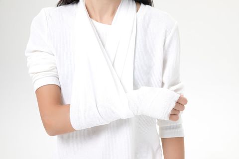 去年底骨折目前还能否报工伤