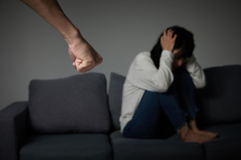 与15岁女孩自愿发生关系是违法吗