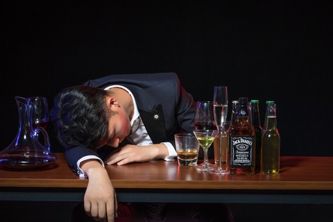喝醉酒持刀没伤人拘留