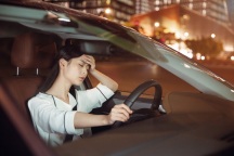 开车玩手机撞人属于什么过失行为