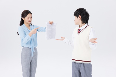 小孩在摔骨折学校