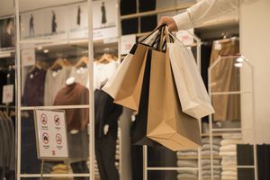 卖品牌剪标衣服侵权吗